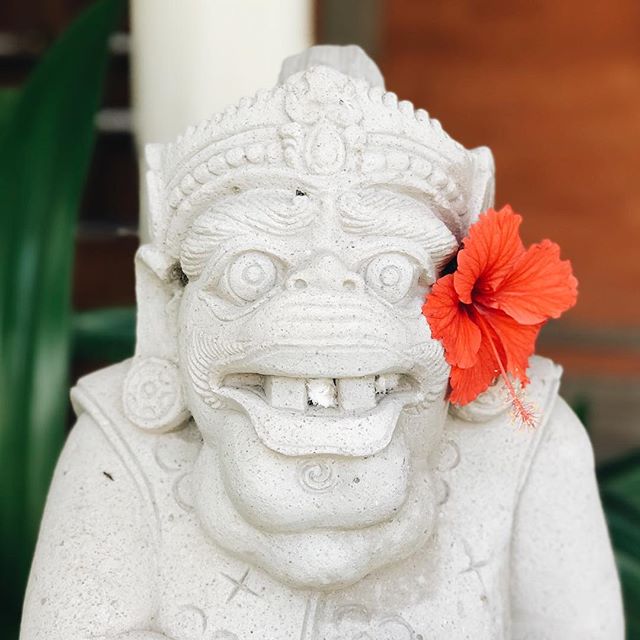 [bali-note writer\'s Instagram] こんばんは！Selamat malamスラマッマラム🏽‍♀️🌝..バリには動物や神話に出てくる成獣などの石像がたくさん🤓..手彫りなので表情もみんな違うし細かい装飾は職人さんの技が光ってる🏾🏾🏾さすがっ..ちなみにこの石像はきっと、多分、猿だと思う🙄🙄.#bali #instagood #trip #travel #villa #village #sky #resort #tropical #mood #beach #バリ島 #バリ #緑 #芸術 の村 #ビーチ #空 #海 #花 #旅 #海外 #海外旅行 #女子旅 #ファインダー越しの私の世界 #南国 #リゾート #写真好きな人と繋がりたい #🌞 #カメラ女子 - balinote♡